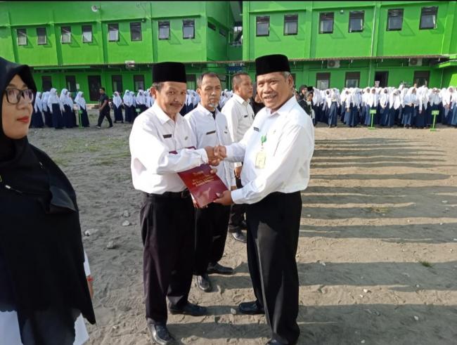 21 ASN MTsN 7 Kebumen Terima Satya Lencana Karya Satya